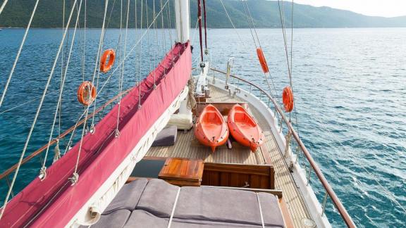 Discover adventure with the kayaks and relax on the sun loungers aboard the Gulet Primadonna.